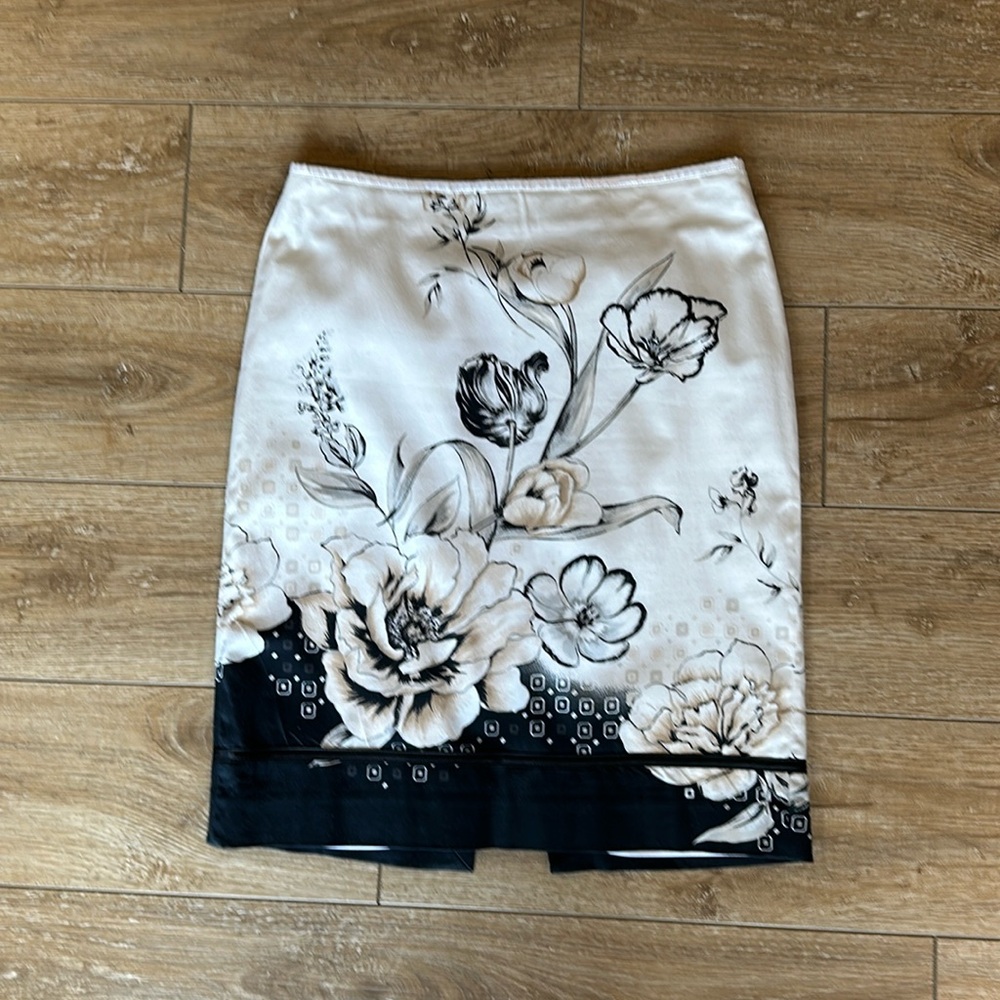 WHBM Ivory Skirt Black, Grey & Tan Flowers Size 0